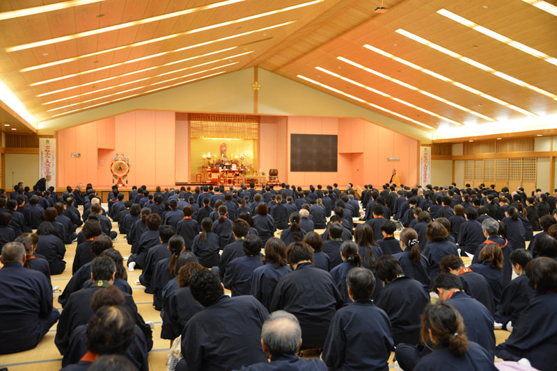 大講堂に整列する定期講習会受講者